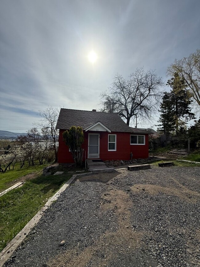 Photo - Vintage 2 bed 1 bath with view and basement