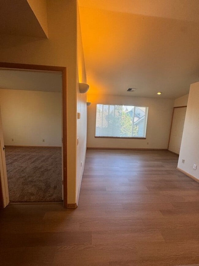 Building Photo - M150 Unit #C Rental
