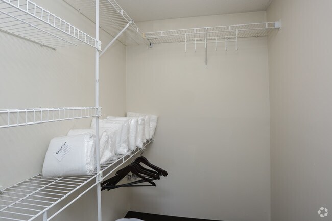 Habitación principal con vestidor - 2HAB, 1BA - 926SF - Pondside at Littleton