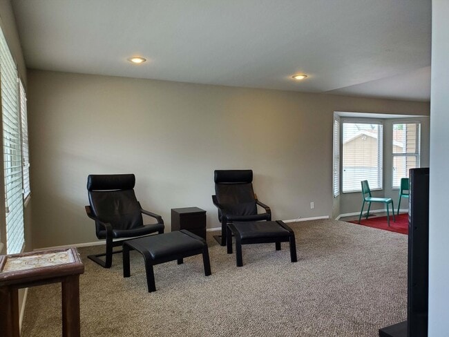 Photo - 940 W Red Oaks Dr