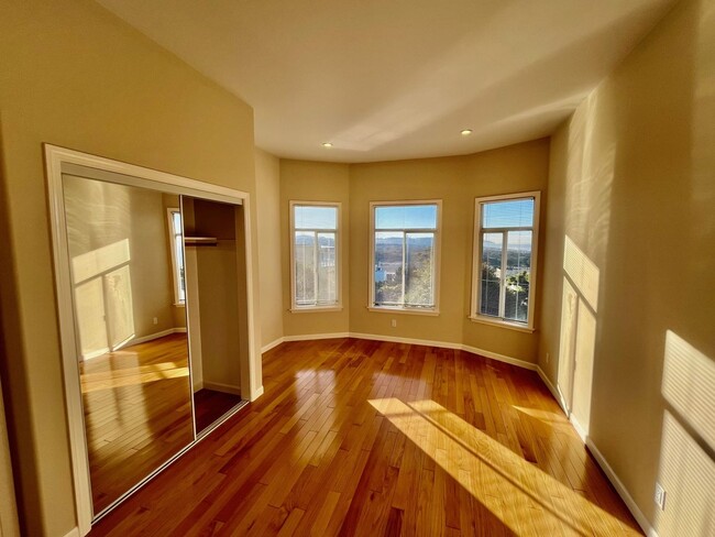 Photo - CHARMING RICHMOND 1 BED WITH INCREDIBLE VIEWS!!! Unit 4