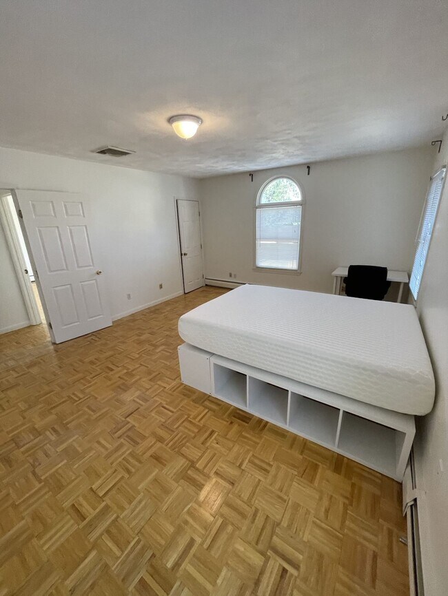 Photo - 382 Brook St