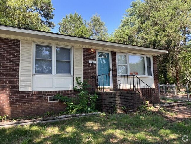 Building Photo - AVAILABLE 1/1/2025: 3 Bedroom home with la...