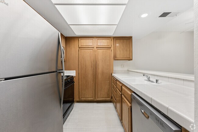 1BR, 1BA - 830SF - Kitchen