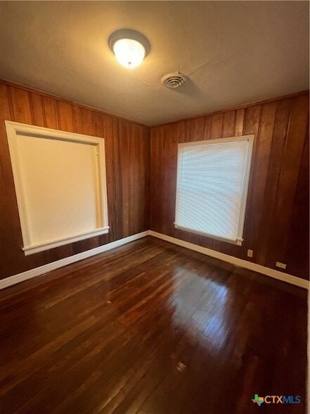 Photo - 211 Lackey St
