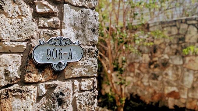 Photo - 906 King Albert St