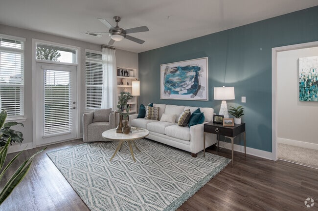 2BR, 2BA - B1 - 1.016SF - Sala de estar - Vintage 1857 Apartments