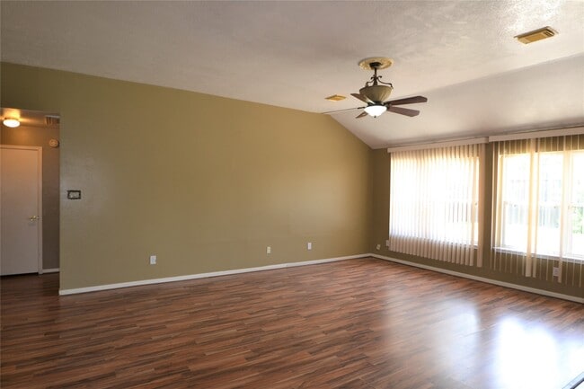 Photo - 2818 Russett Pl W