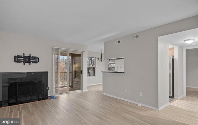 Building Photo - 1700 Ascot Way Unit C