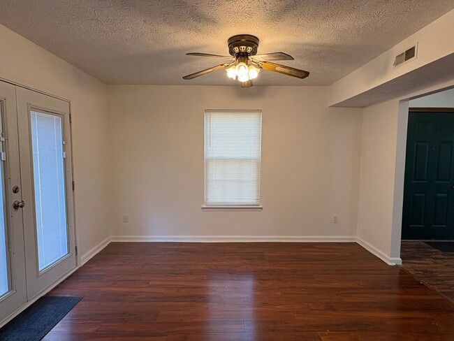 Photo - 366 Deputy Ln