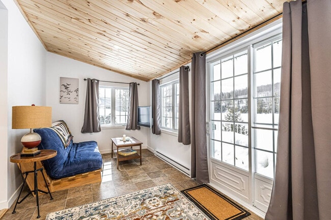 Building Photo - 68 Chem. du Lac Achigan Unit ID1340601P