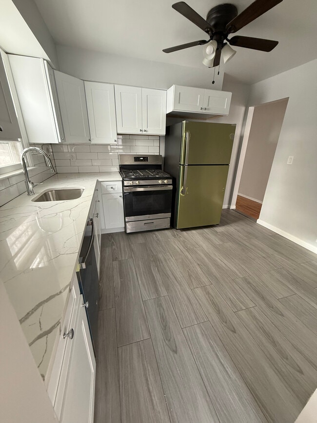 Kitchen - 916 Walnut St Unit 1