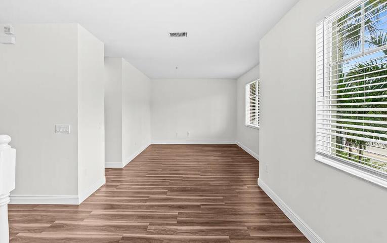 Photo - 536 NW 39th Cir