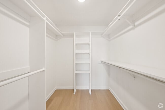 2BR, 2BA - 1100SF - Walk In Closet