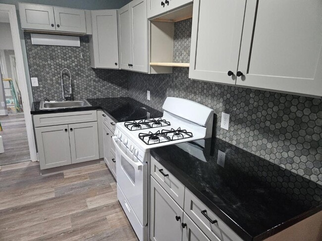 Building Photo - 11 Willow Ave Unit 1st Floor