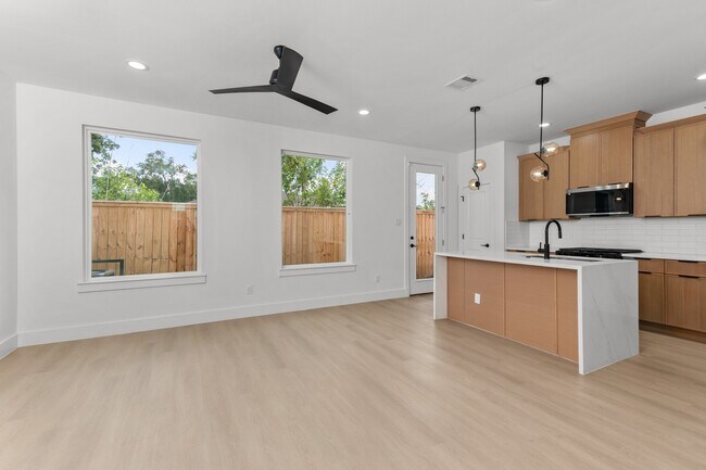 Photo - 7208 Weyburn St