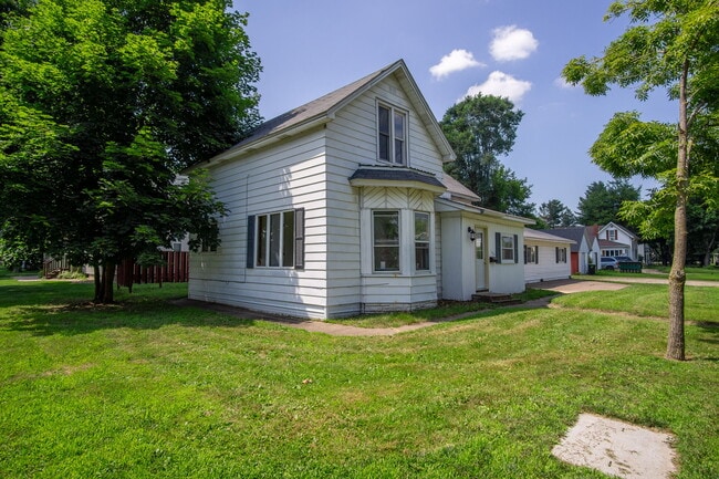 Photo - 1321 2nd St W House