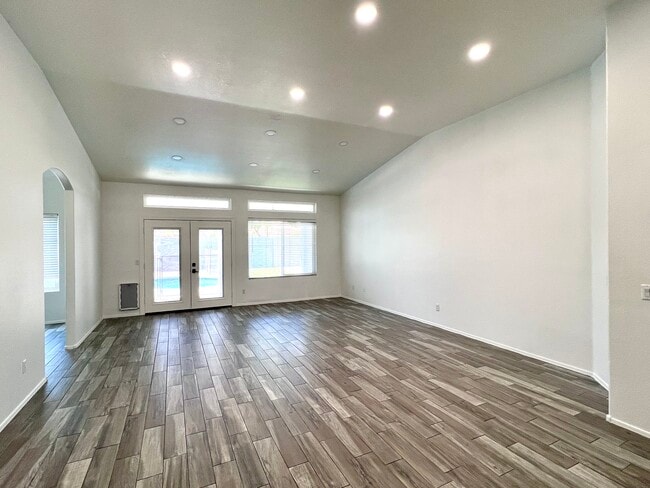 Living room - 1501 E Princeton Ave