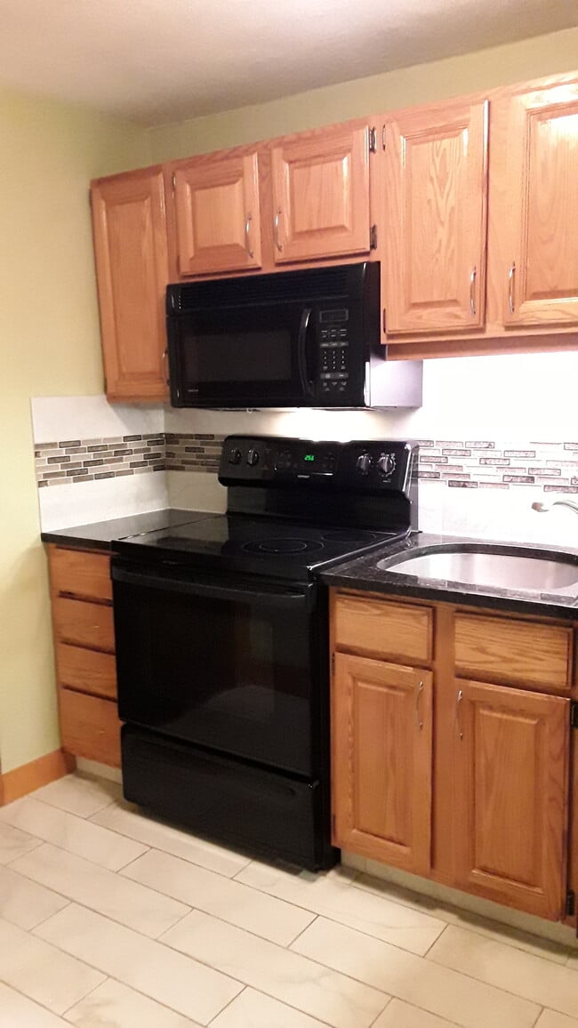 Building Photo - 205 Great Rd Unit Pine Hill Rental