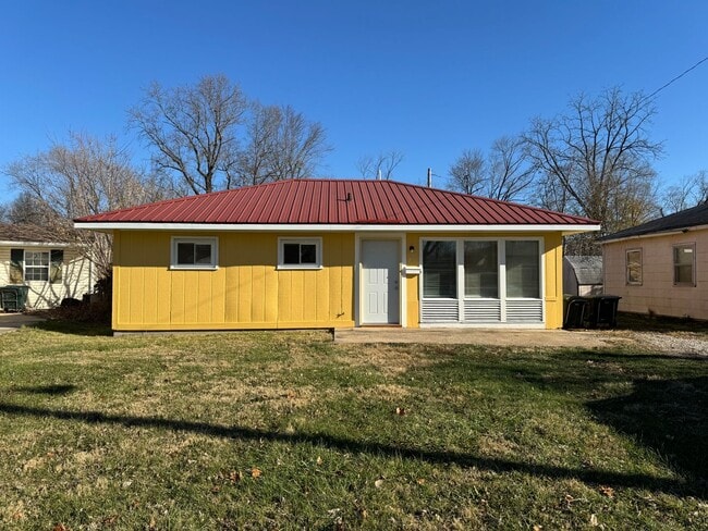 Building Photo - NEWLY REMODELED! Rental