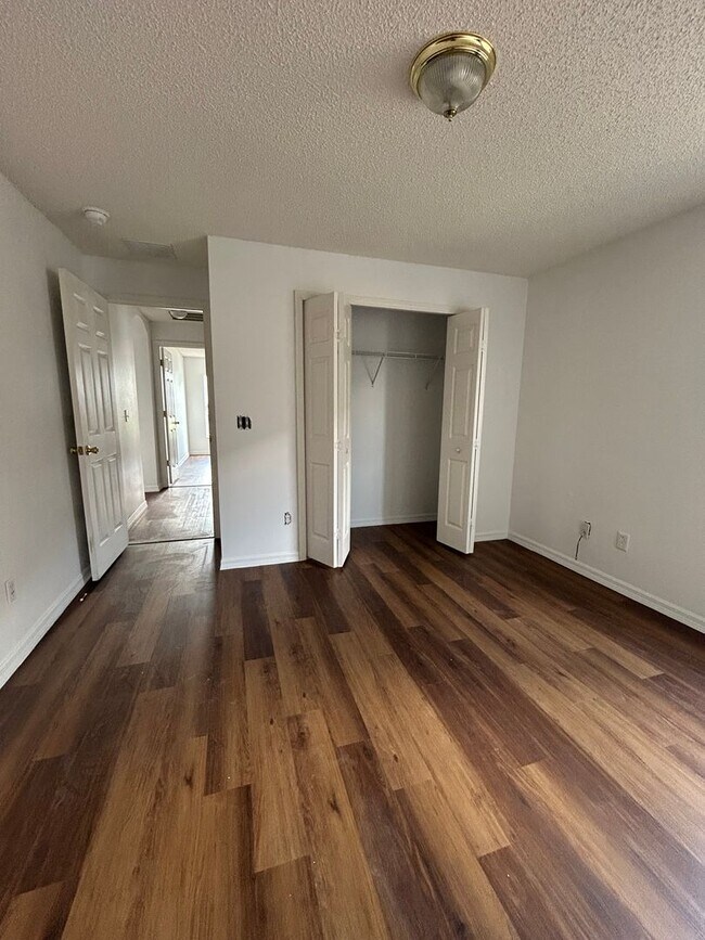 Photo - 136 Grantham Dr