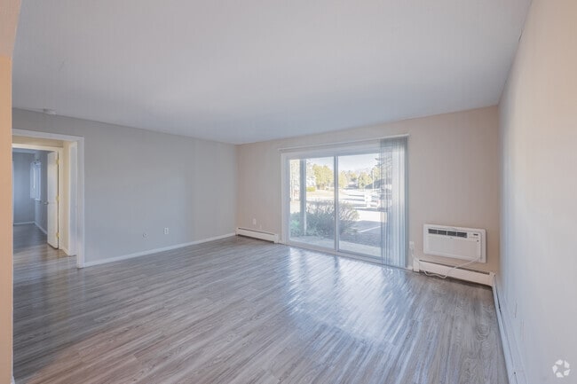 2BR, 1 BA - Cormorant - Living Room