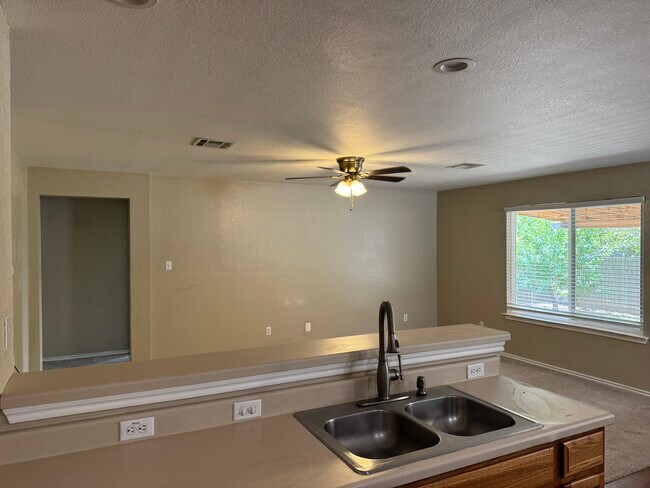 Photo - 450 Carriage Way