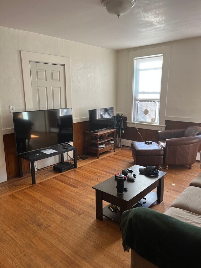53 W 7th St Unit 2