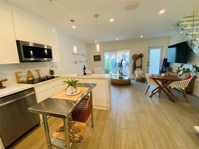 Building Photo - 798 Crandon Blvd Rental