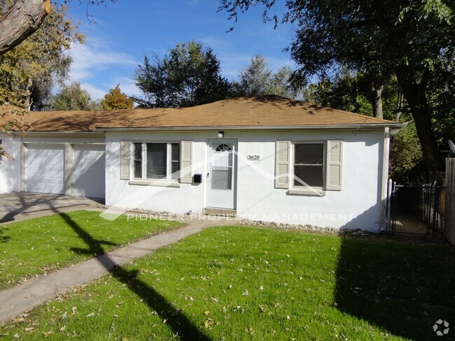 Building Photo - Updated 1/2 Duplex with Washer/Dryer and F... Rental