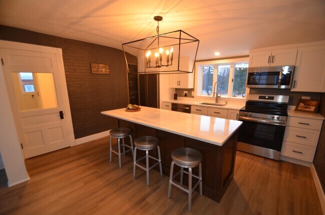 Photo - 410 Wallace Rd