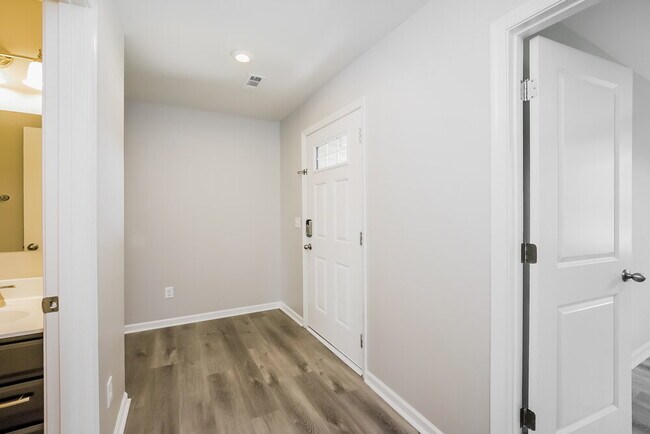 Photo - 224 Nottingham Ln