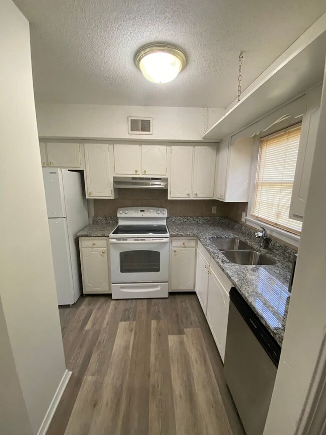 Building Photo - The Cloister Condominiums - 2 bedroom, 1 bath Unit F-4