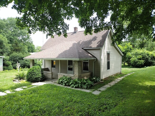 Building Photo - 705 W 13th St