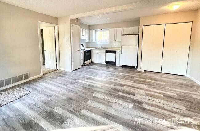 Building Photo - BEAUTIFUL SPACIOUS AND RENOVATED 2 BED 2 B... Unit B Rental