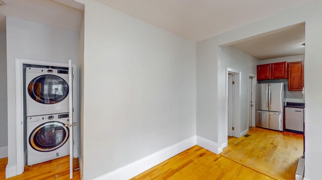 Building Photo - 317 W 4th St Unit 4 Bedroom