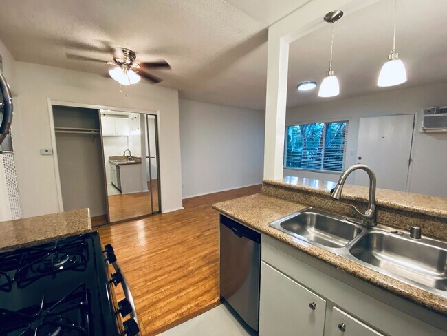 Photo - 14220 Burbank Blvd