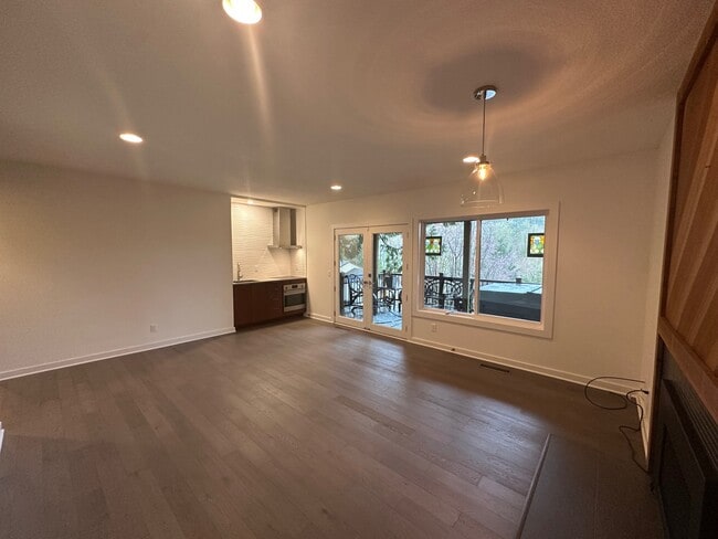 living area w/kitchenette - 12 Partridge Ln