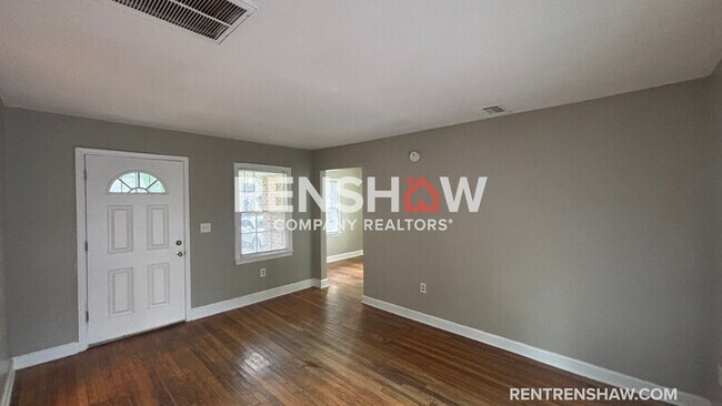 Photo - 899 Chatwood St