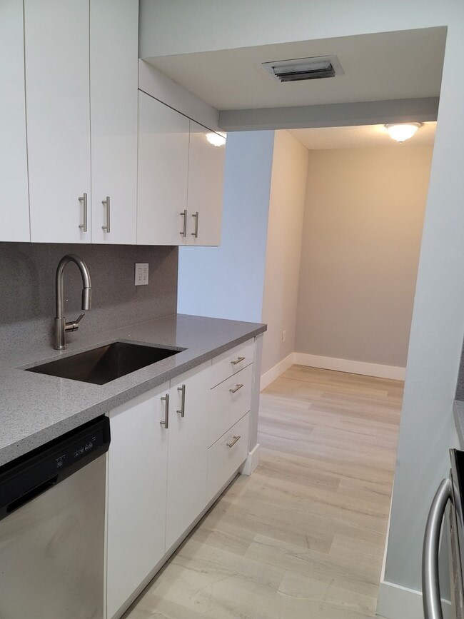 Photo - 10790 N Kendall Dr Unidad C8