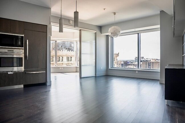 Open Lay Out Living Room - 110 Stuart St Unit 16H