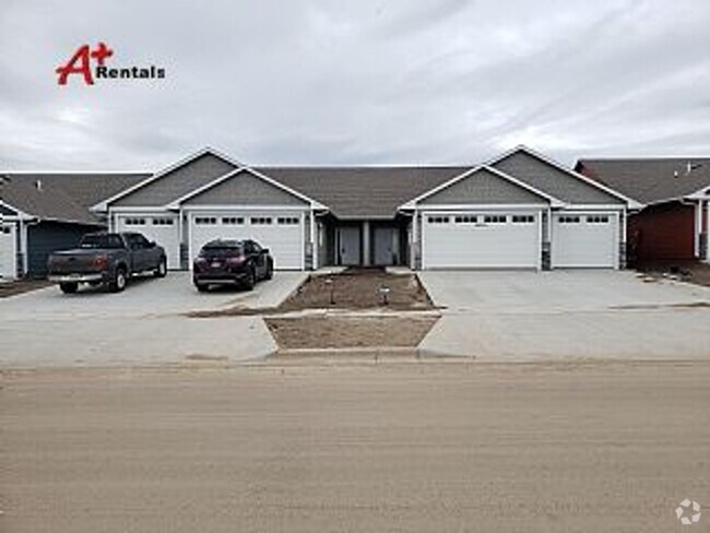 Building Photo - Three bedroom two bathroom Twin home w tri...