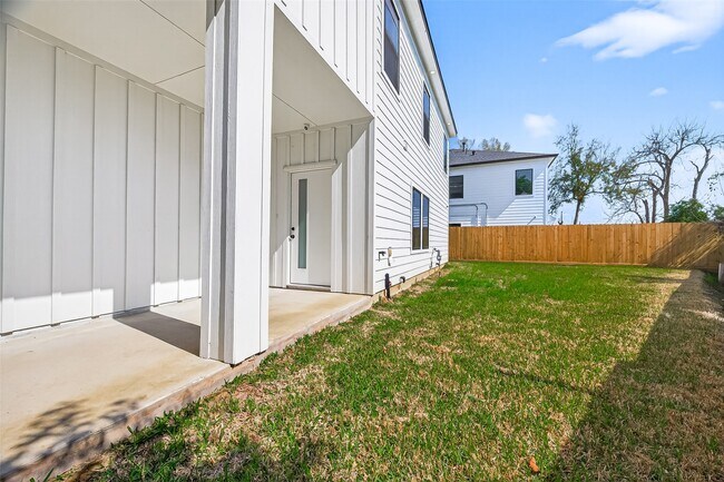 Photo - 5304 Lynnfield St