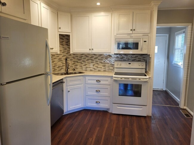 Photo - Beautiful 3 bedroom house with granite cou...