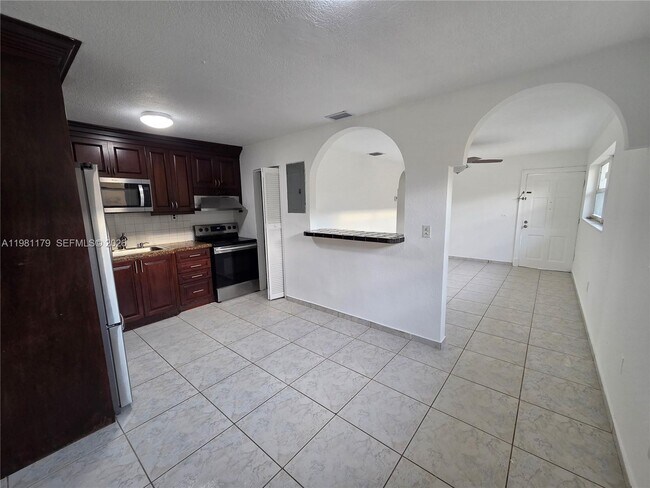 Photo - 2313 NW 33rd St Unidad BACK