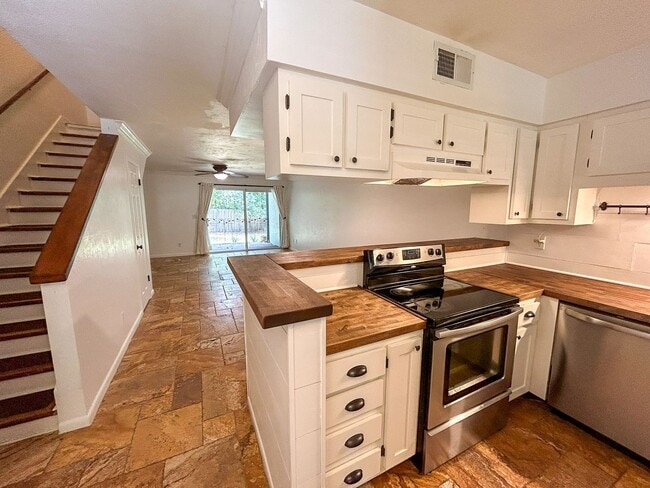 Building Photo - Pickwick Park #805 - Pet Friendly!