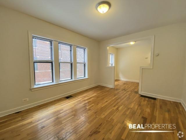 Building Photo - 1 bedroom in CHICAGO IL 60613 Unit W2 Rental