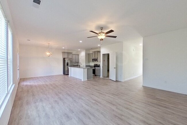 Photo - 304 Silver Maple Ln