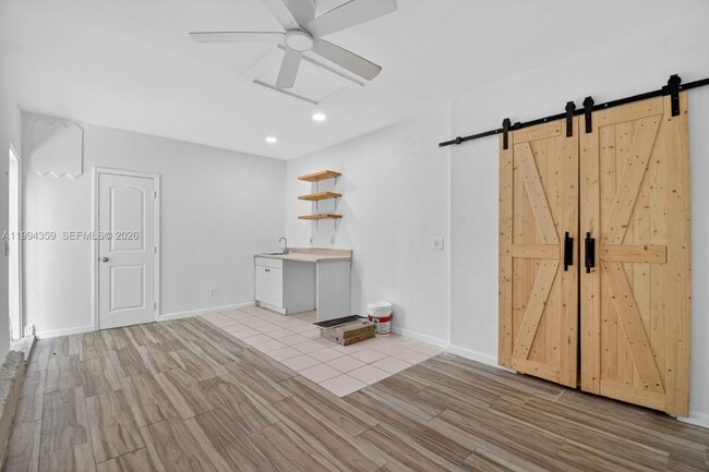 Photo - 220 SW 16th St Unidad Back