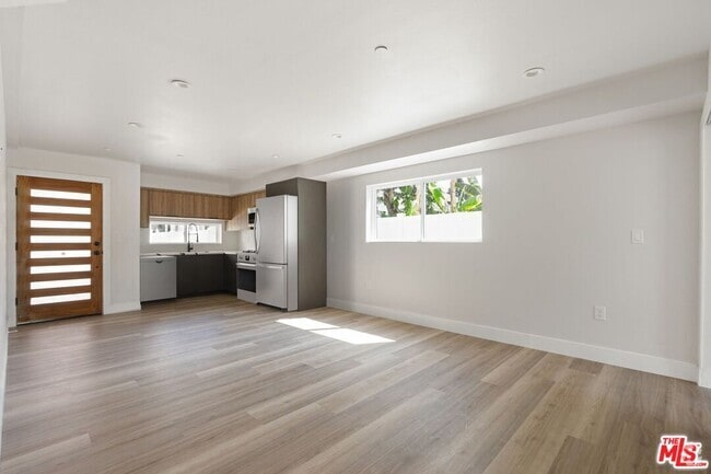 Building Photo - 716 W 41st Pl Unit 3 Rental